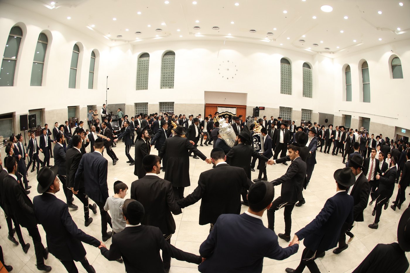  הכנסת ס"ת לישיבת 'אהל תורה'