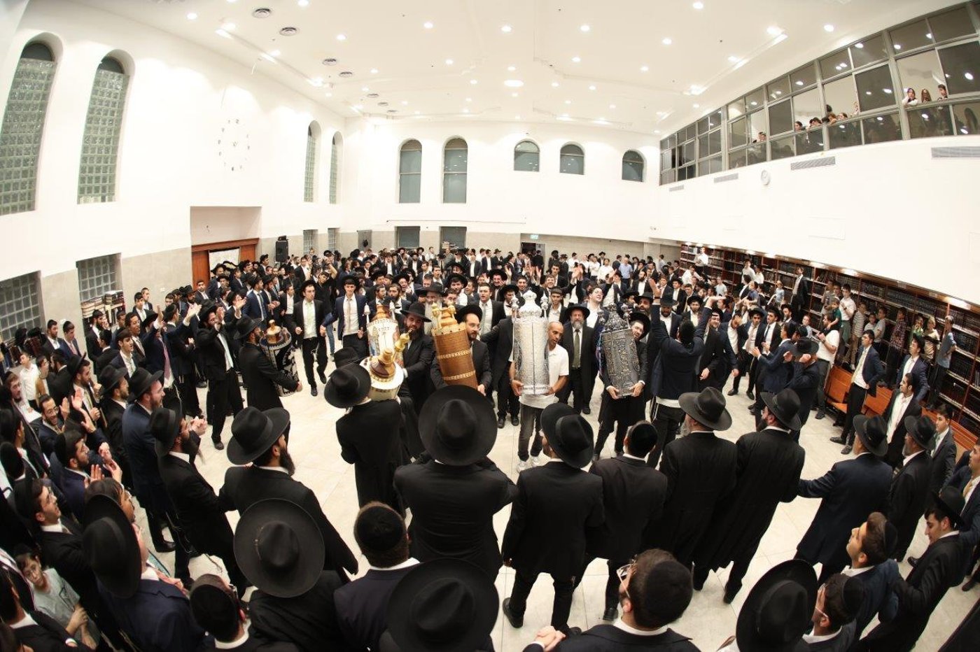  הכנסת ס"ת לישיבת 'אהל תורה'