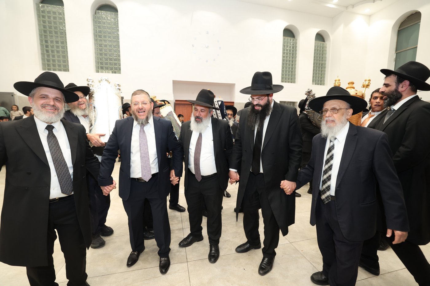  הכנסת ס"ת לישיבת 'אהל תורה'