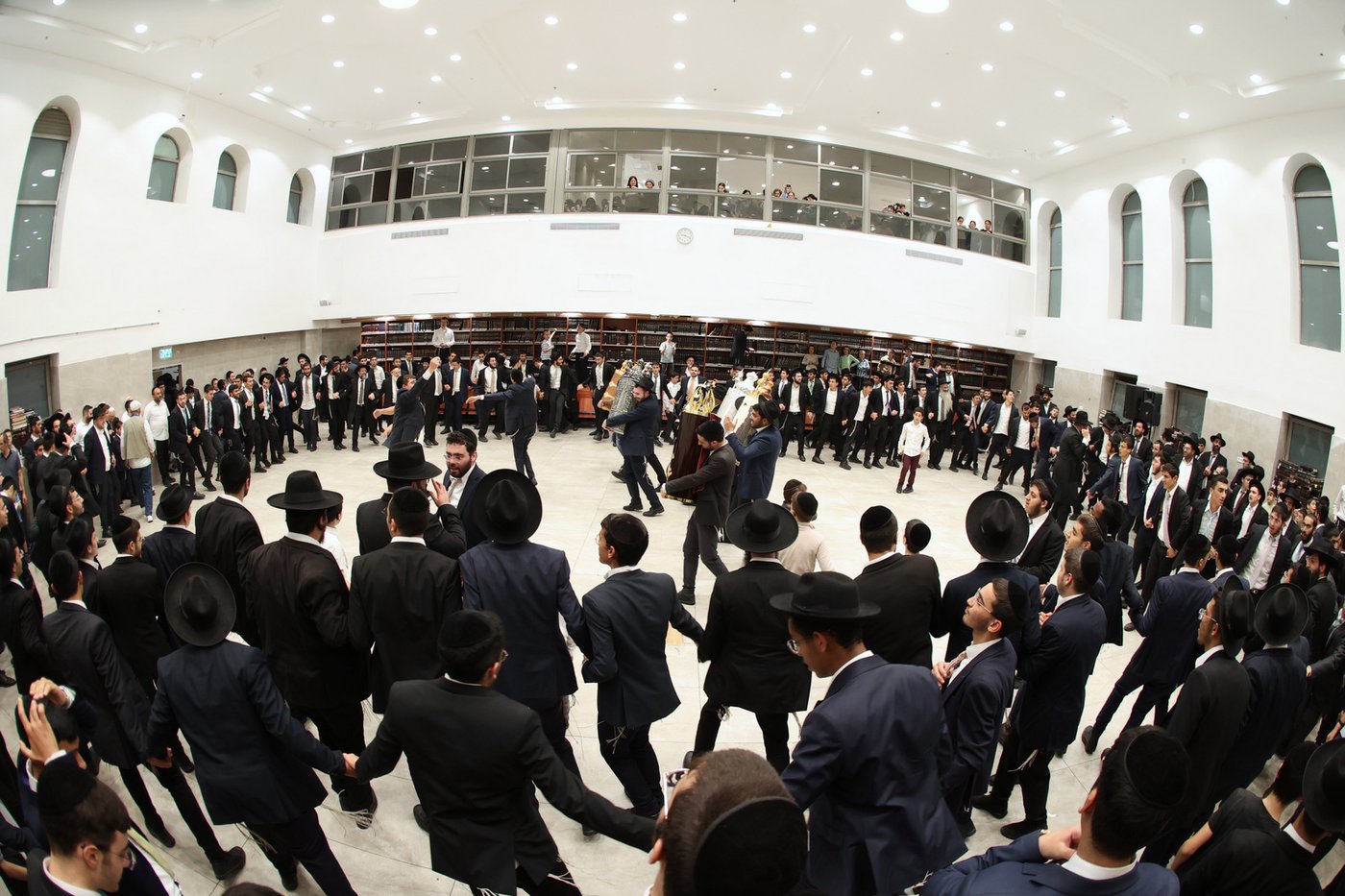  הכנסת ס"ת לישיבת 'אהל תורה'