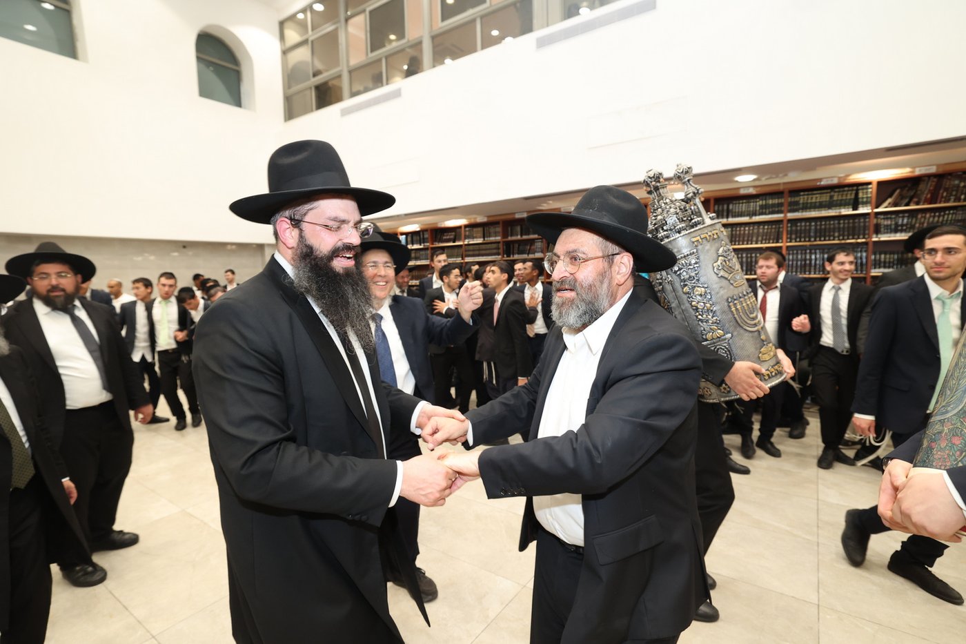  הכנסת ס"ת לישיבת 'אהל תורה'