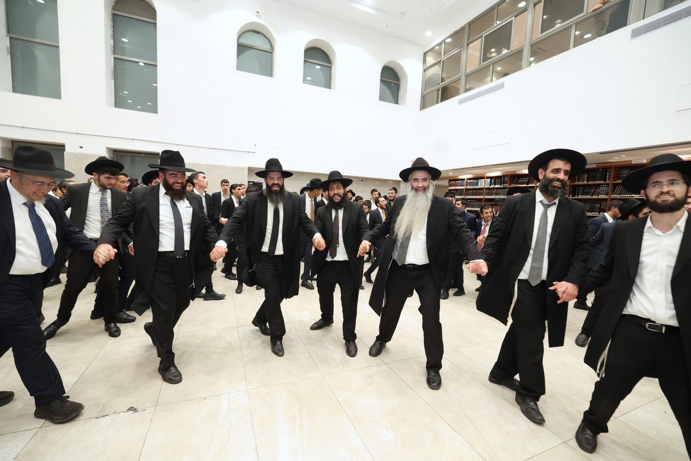  הכנסת ס"ת לישיבת 'אהל תורה'