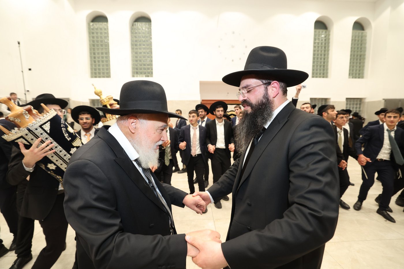  הכנסת ס"ת לישיבת 'אהל תורה'