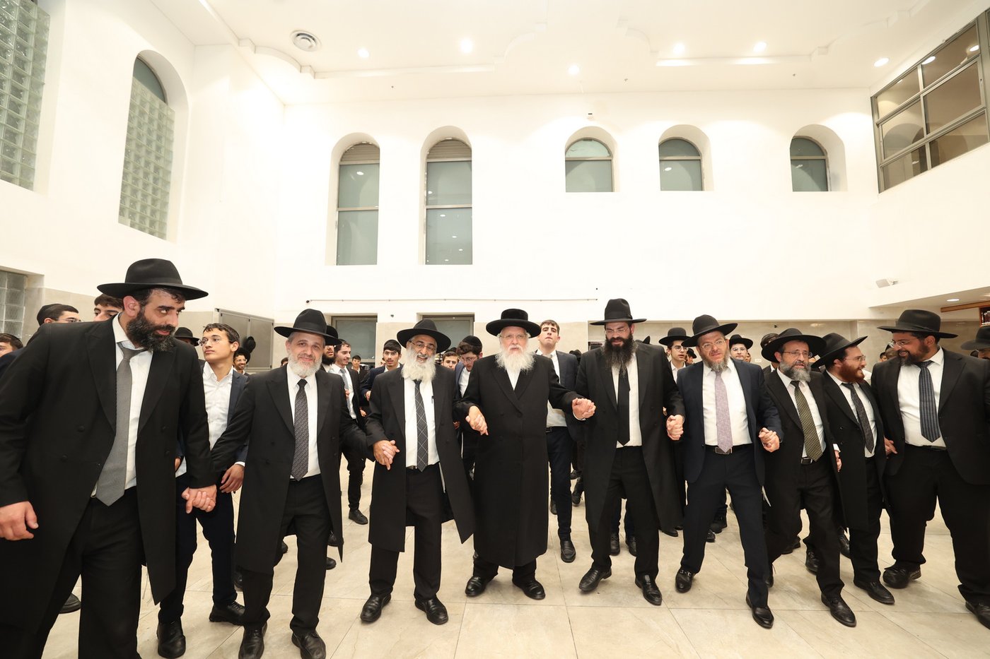  הכנסת ס"ת לישיבת 'אהל תורה'