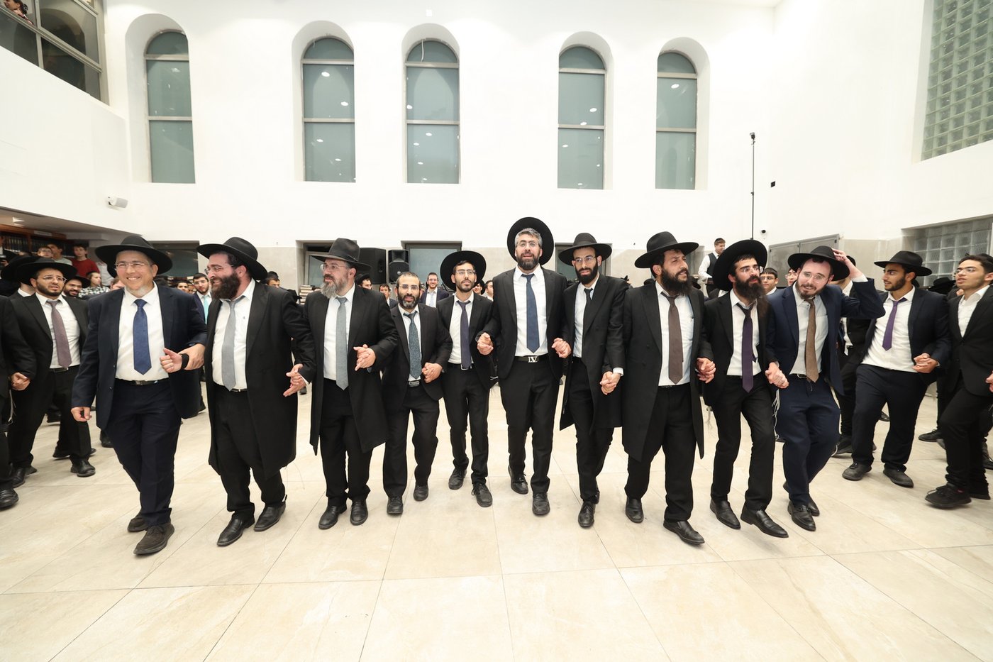  הכנסת ס"ת לישיבת 'אהל תורה'