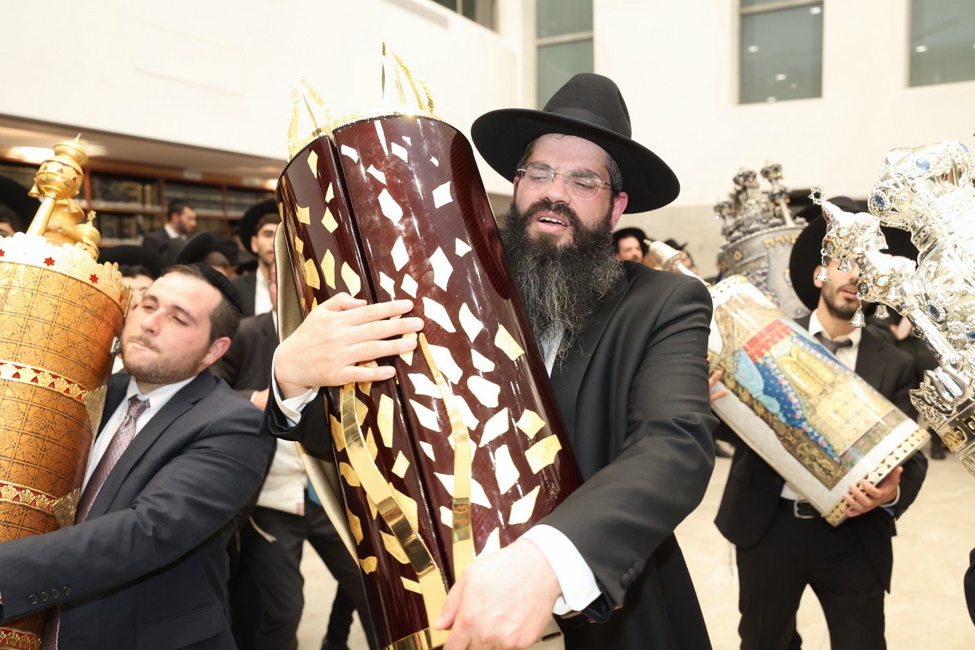  הכנסת ס"ת לישיבת 'אהל תורה'