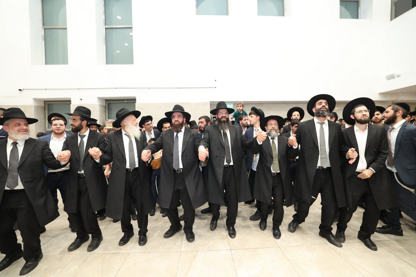  הכנסת ס"ת לישיבת 'אהל תורה'