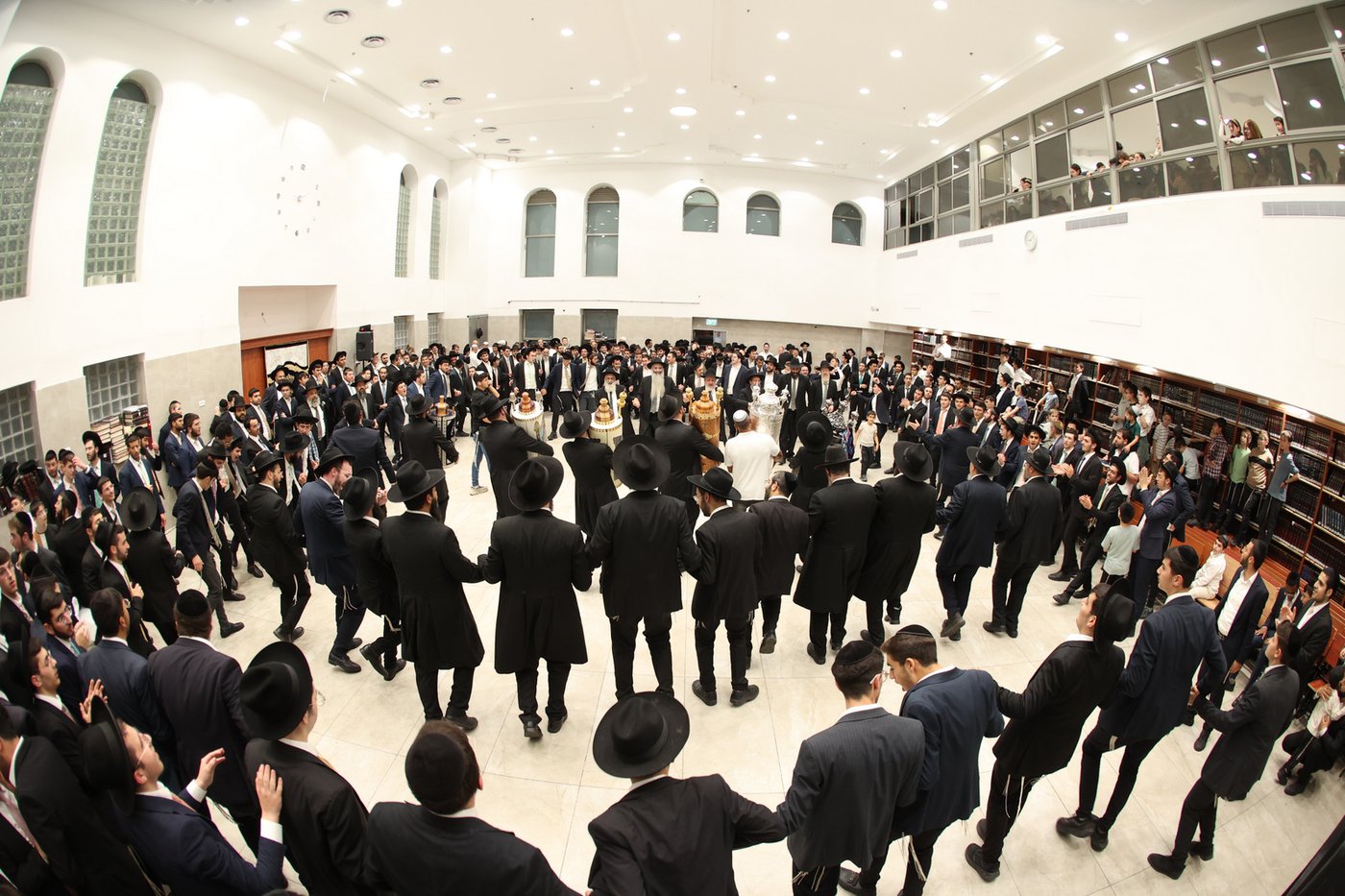  הכנסת ס"ת לישיבת 'אהל תורה'