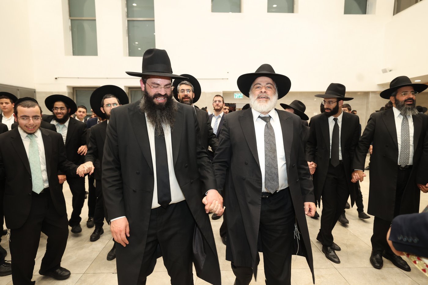  הכנסת ס"ת לישיבת 'אהל תורה'