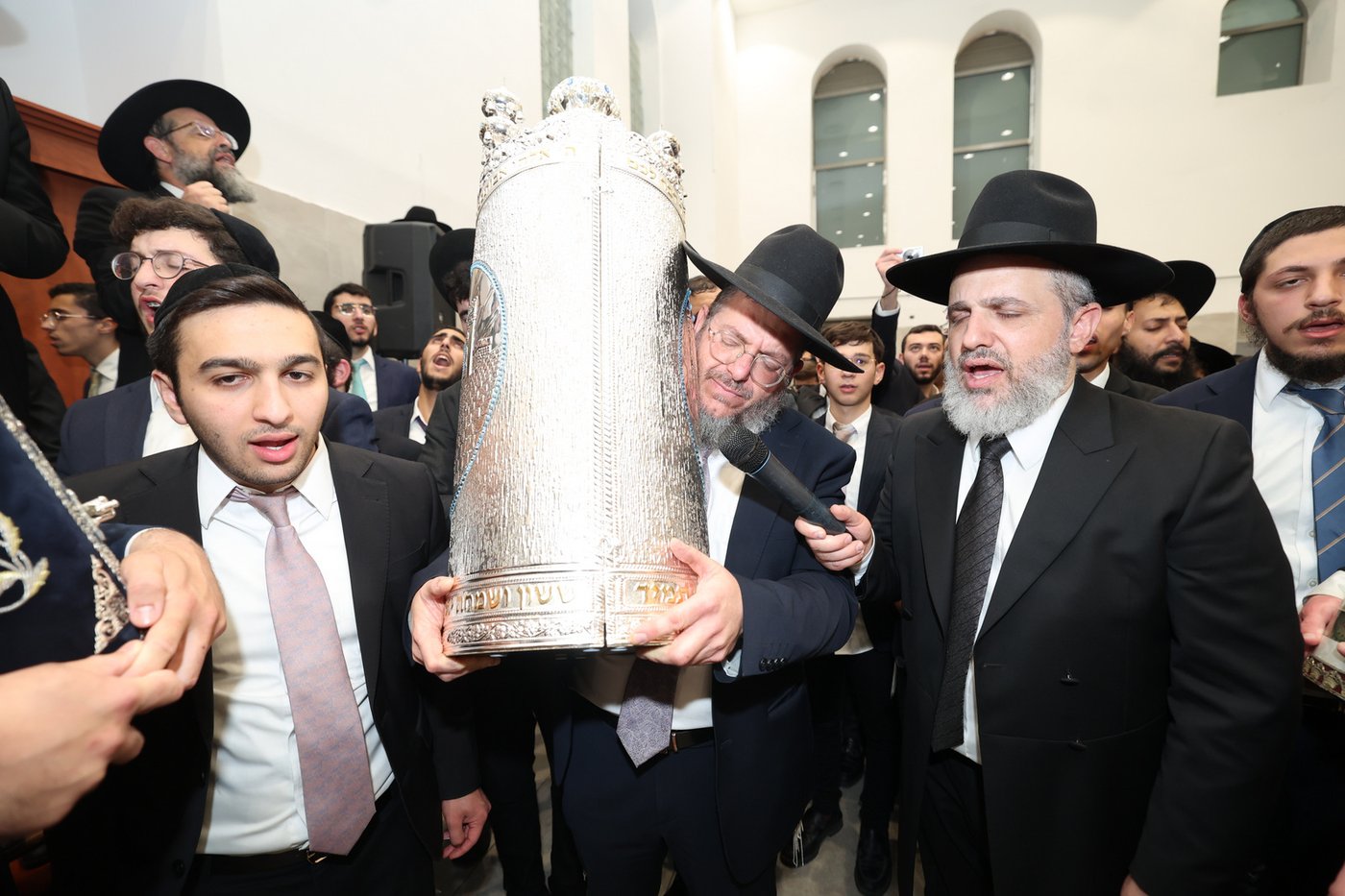  הכנסת ס"ת לישיבת 'אהל תורה'