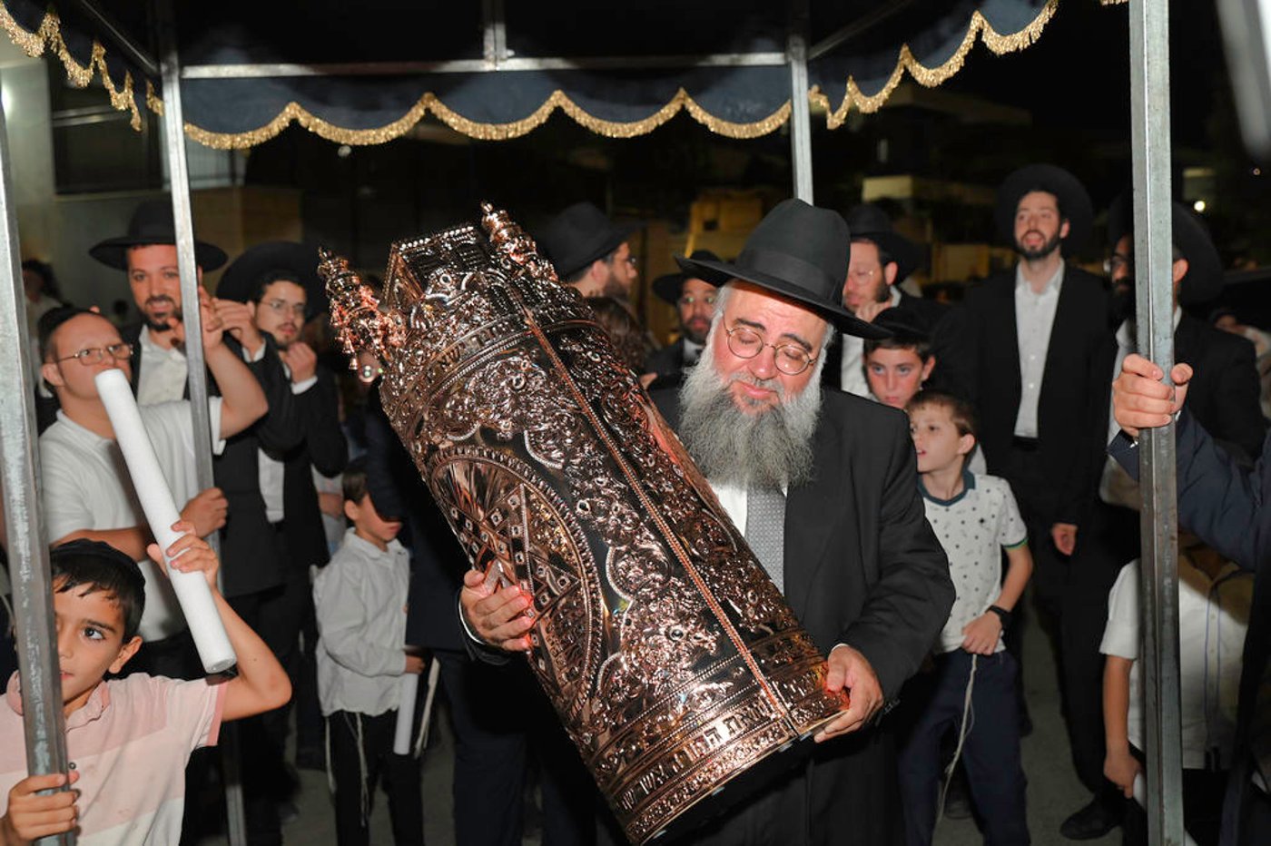 הכנסת ס"ת והכתרת רבי אהרן טולידאנו לרב קהילת אברכים ברכסים