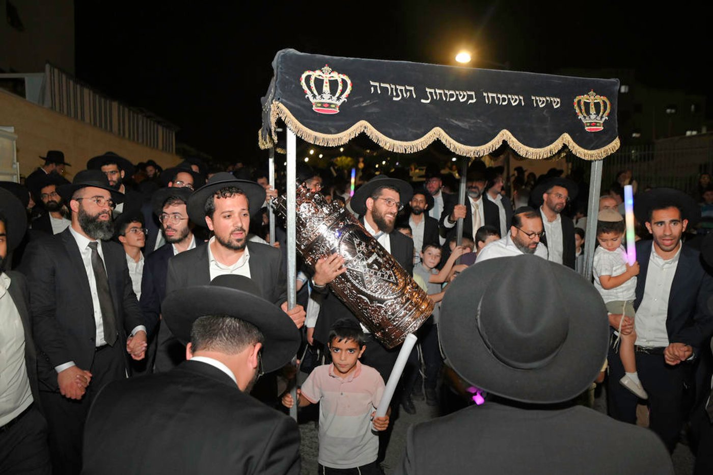 הכנסת ס"ת והכתרת רבי אהרן טולידאנו לרב קהילת אברכים ברכסים