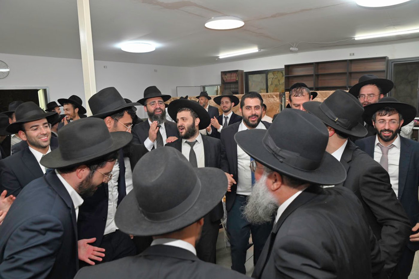 הכנסת ס"ת והכתרת רבי אהרן טולידאנו לרב קהילת אברכים ברכסים