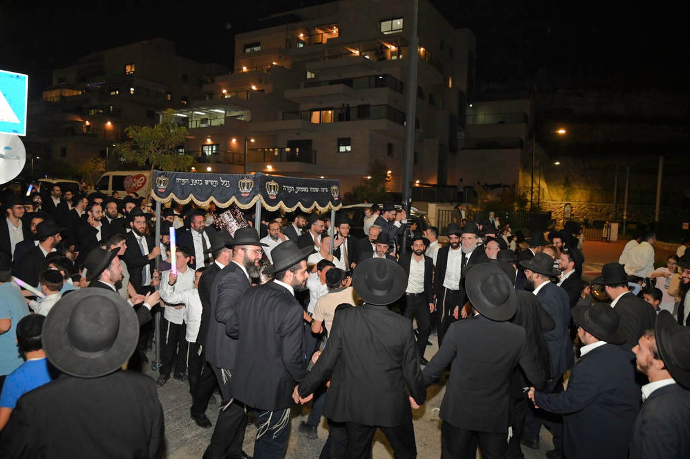 הכנסת ס"ת והכתרת רבי אהרן טולידאנו לרב קהילת אברכים ברכסים