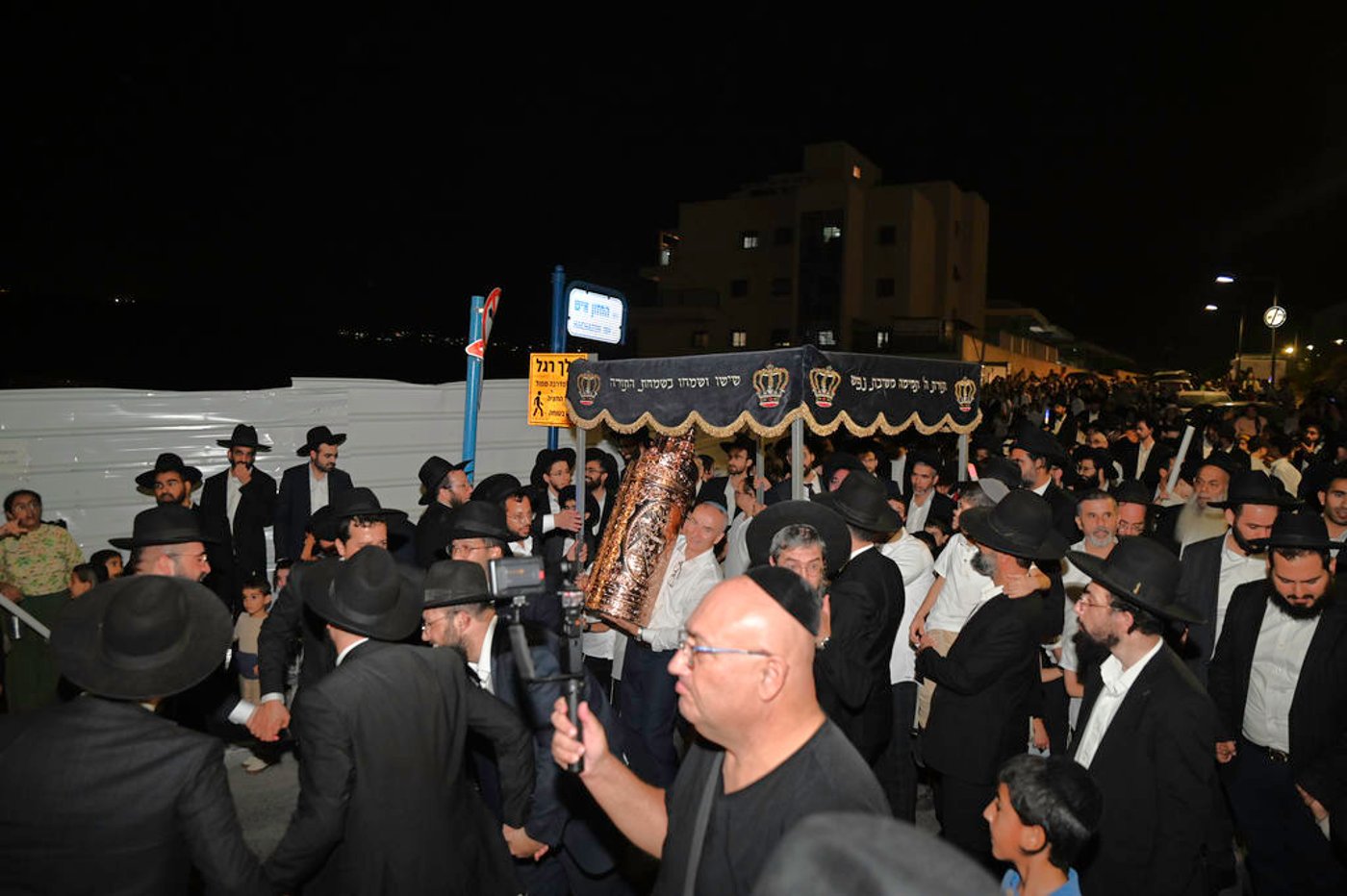 הכנסת ס"ת והכתרת רבי אהרן טולידאנו לרב קהילת אברכים ברכסים