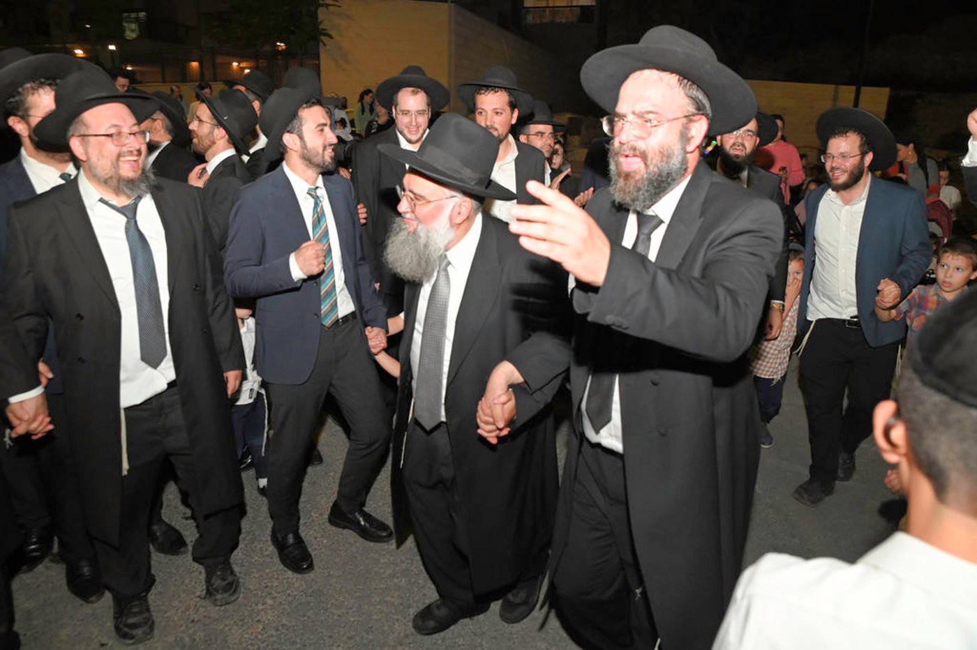 הכנסת ס"ת והכתרת רבי אהרן טולידאנו לרב קהילת אברכים ברכסים