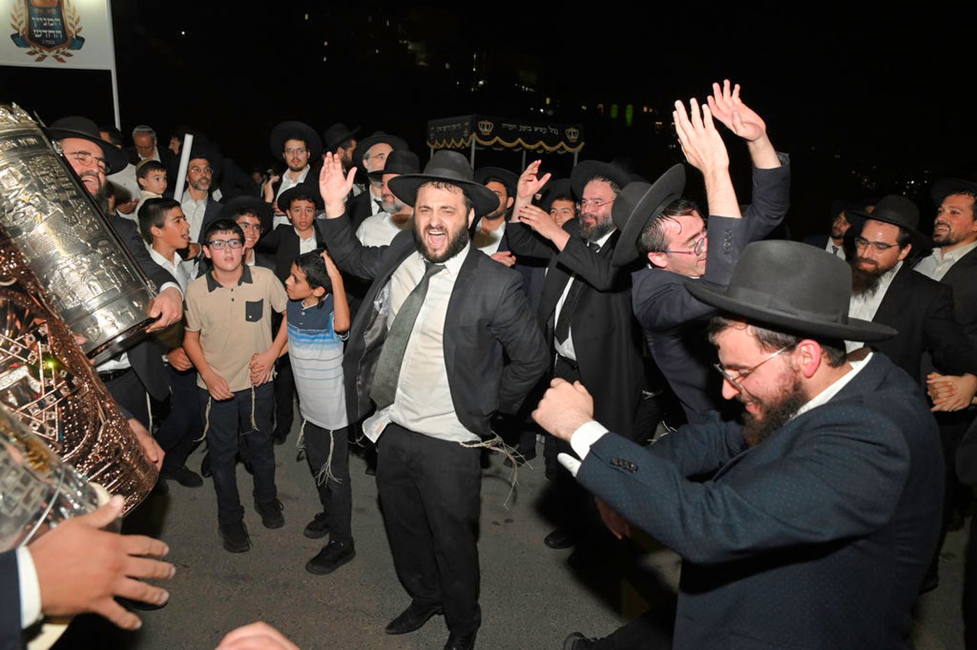 הכנסת ס"ת והכתרת רבי אהרן טולידאנו לרב קהילת אברכים ברכסים