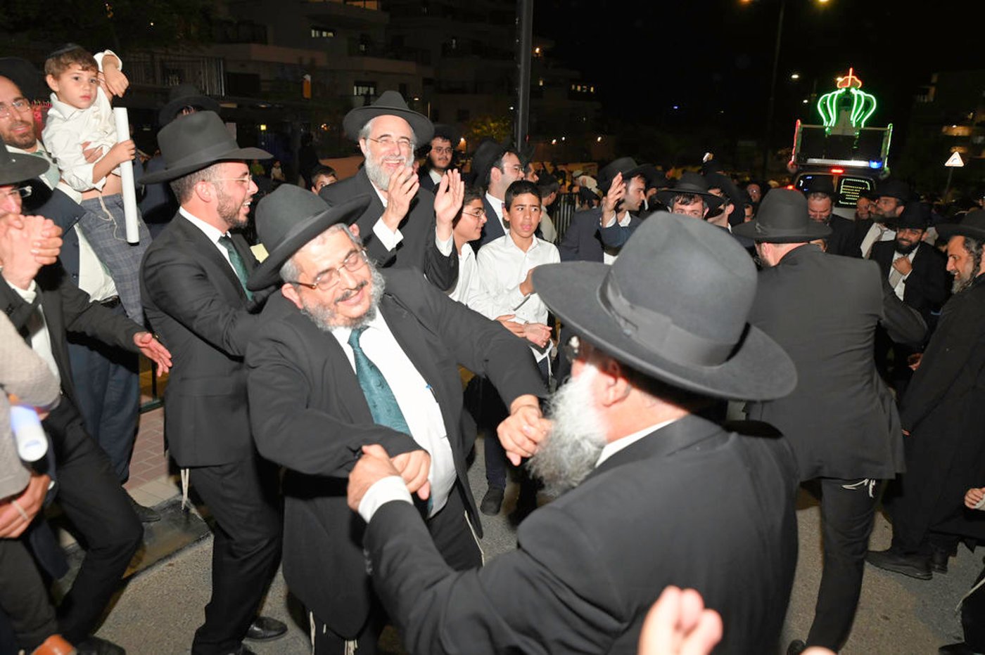 הכנסת ס"ת והכתרת רבי אהרן טולידאנו לרב קהילת אברכים ברכסים