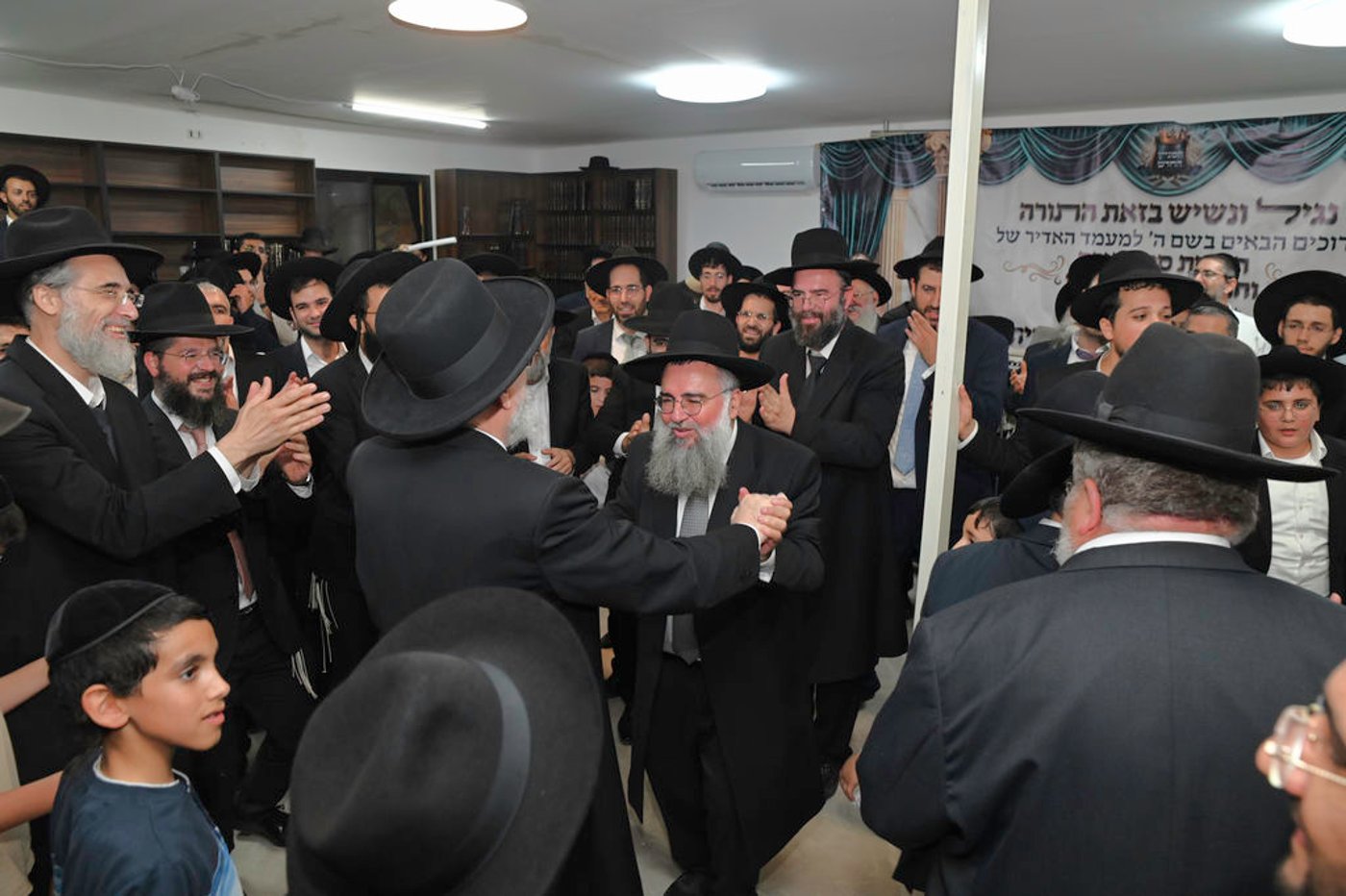 הכנסת ס"ת והכתרת רבי אהרן טולידאנו לרב קהילת אברכים ברכסים