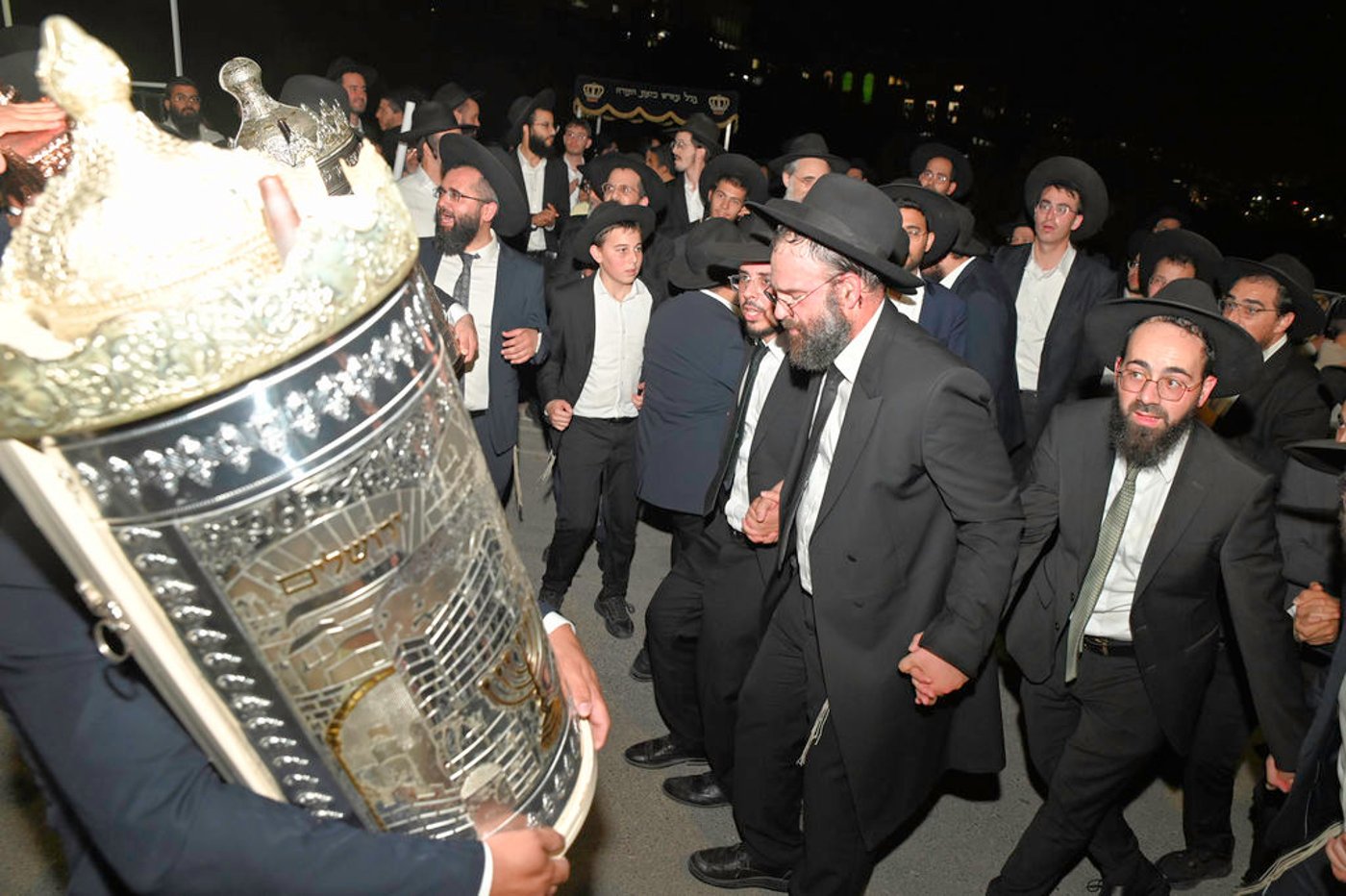 הכנסת ס"ת והכתרת רבי אהרן טולידאנו לרב קהילת אברכים ברכסים