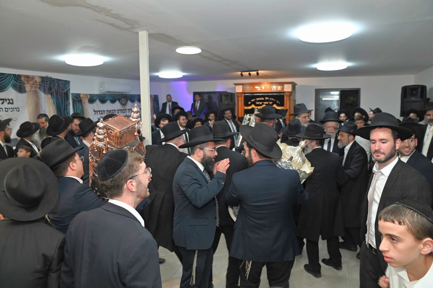 הכנסת ס"ת והכתרת רבי אהרן טולידאנו לרב קהילת אברכים ברכסים