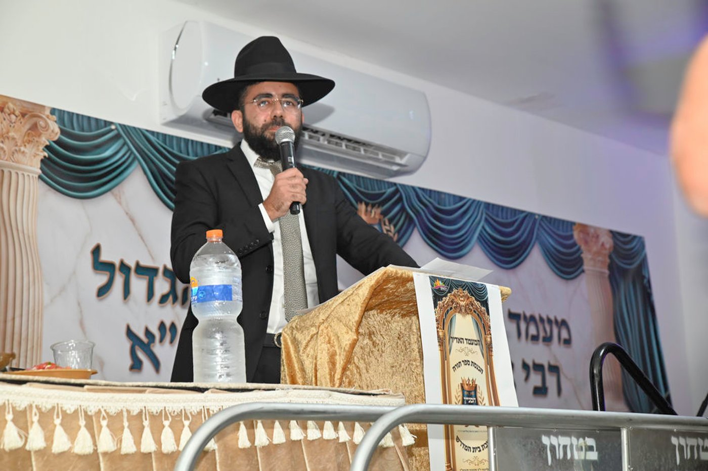 הכנסת ס"ת והכתרת רבי אהרן טולידאנו לרב קהילת אברכים ברכסים