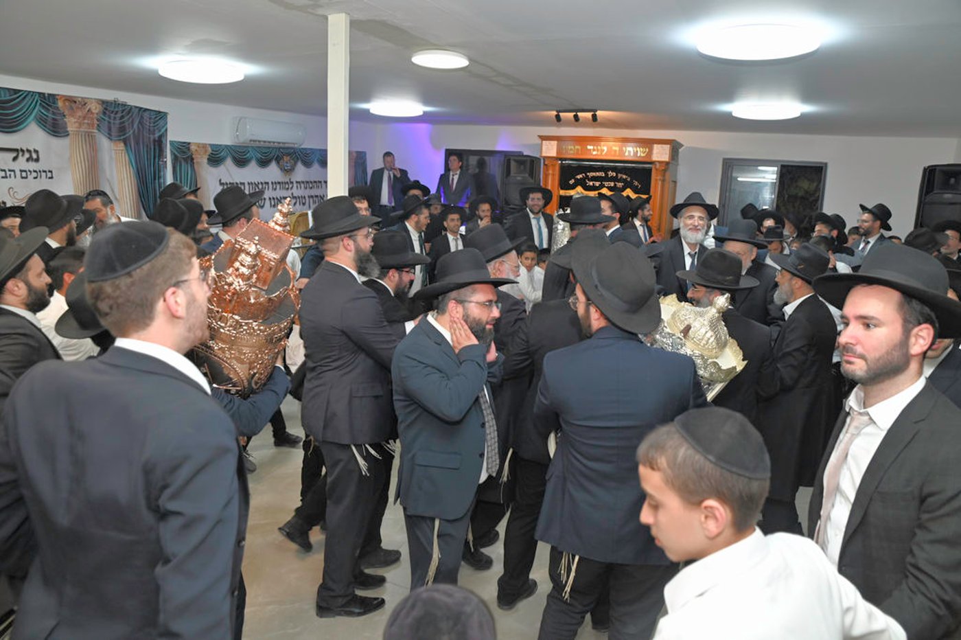 הכנסת ס"ת והכתרת רבי אהרן טולידאנו לרב קהילת אברכים ברכסים