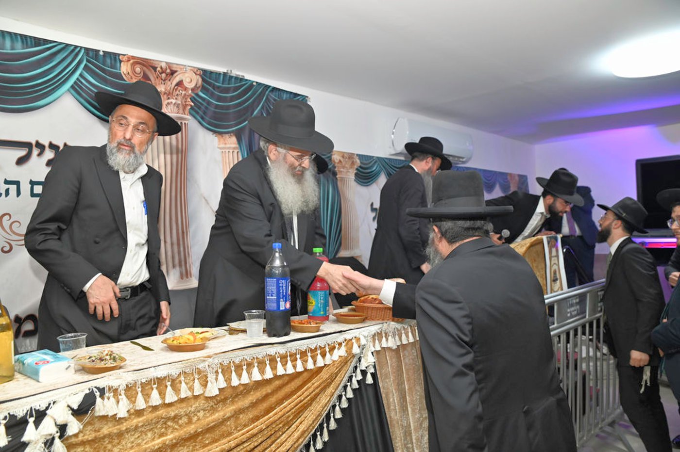 הכנסת ס"ת והכתרת רבי אהרן טולידאנו לרב קהילת אברכים ברכסים