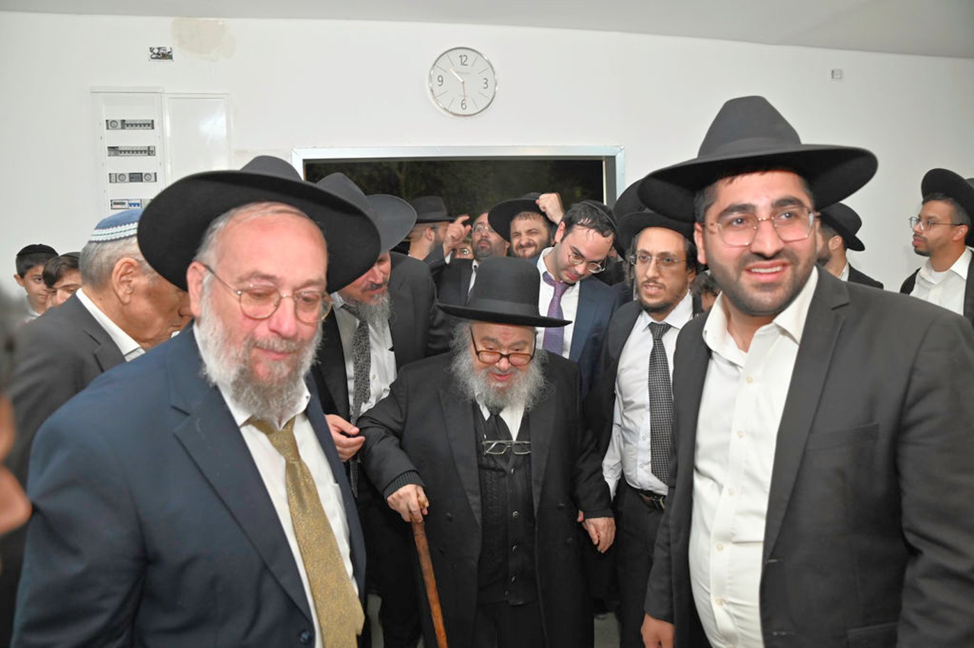 הכנסת ס"ת והכתרת רבי אהרן טולידאנו לרב קהילת אברכים ברכסים