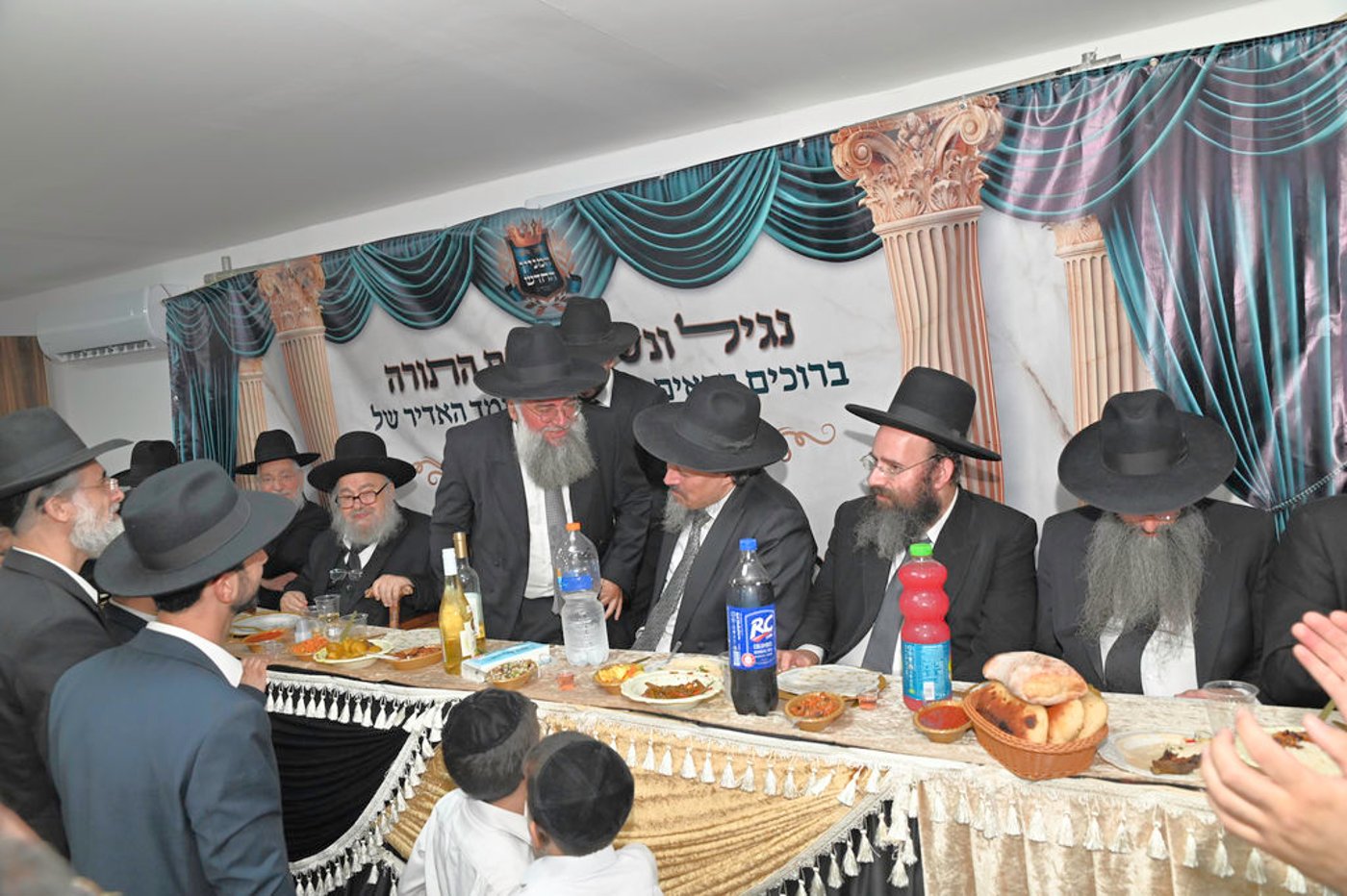 הכנסת ס"ת והכתרת רבי אהרן טולידאנו לרב קהילת אברכים ברכסים