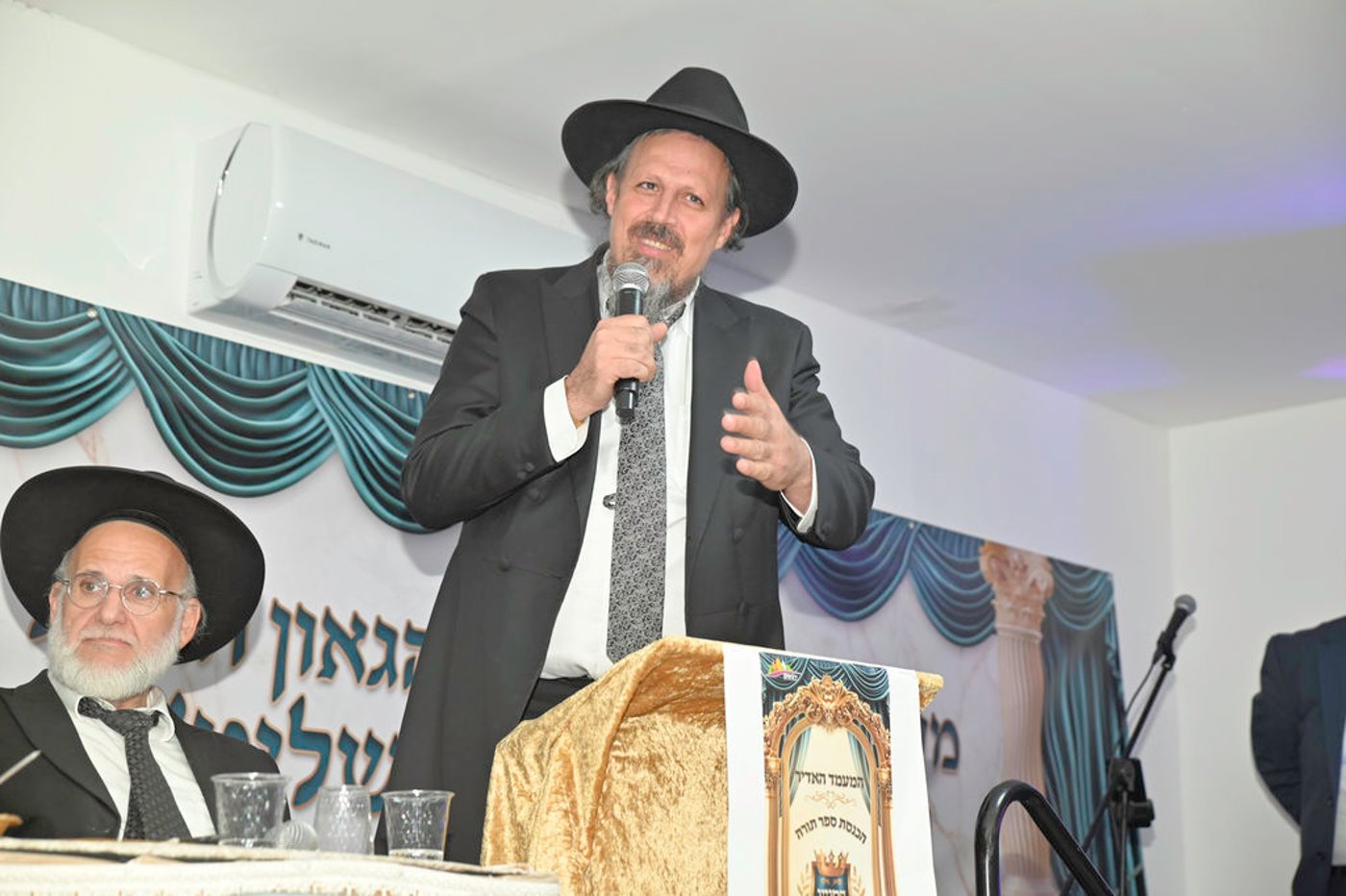 הכנסת ס"ת והכתרת רבי אהרן טולידאנו לרב קהילת אברכים ברכסים