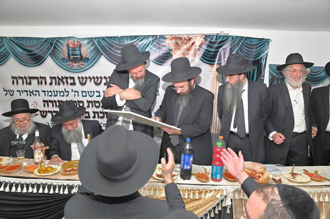 הכנסת ס"ת והכתרת רבי אהרן טולידאנו לרב קהילת אברכים ברכסים