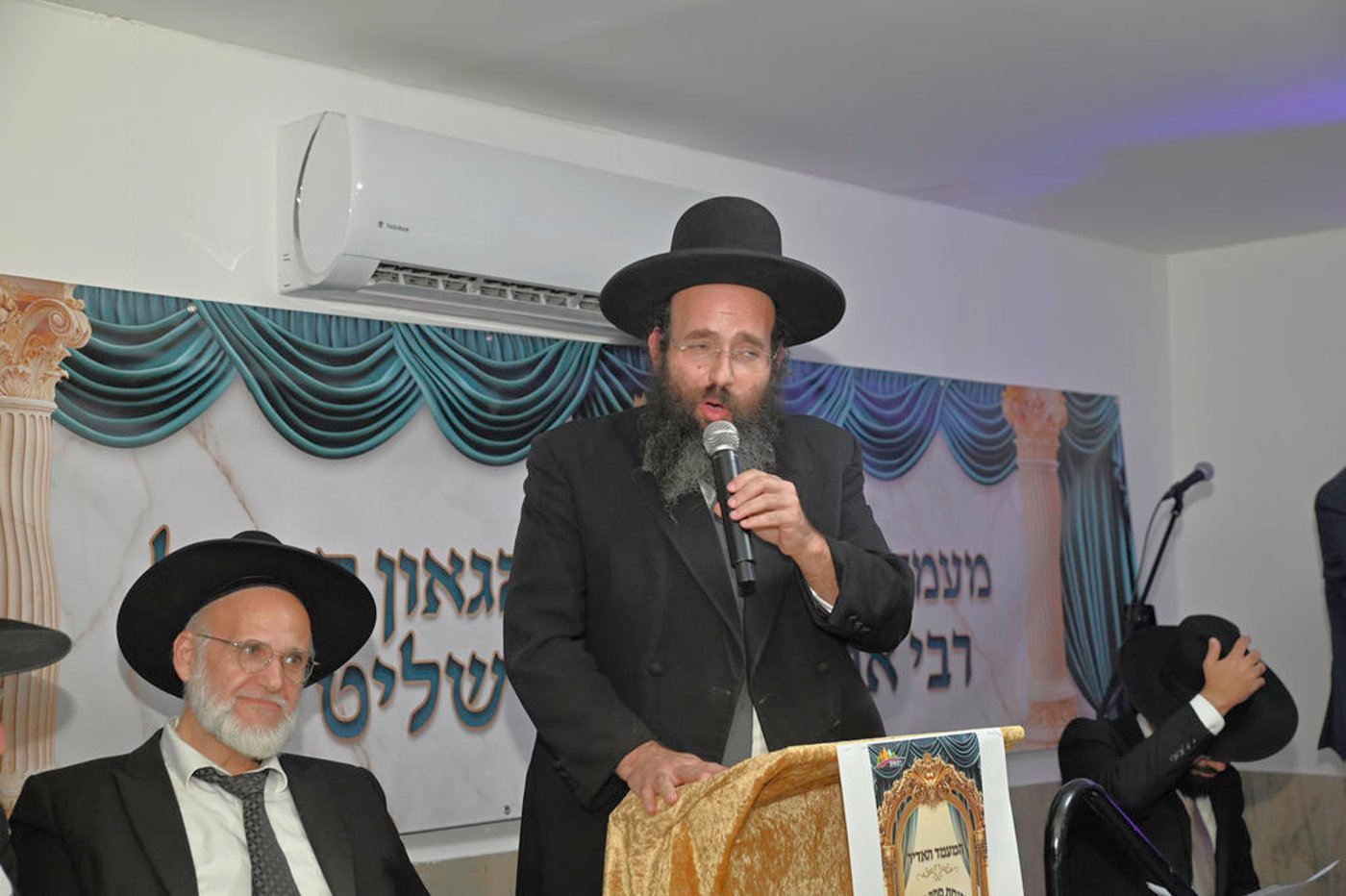 הכנסת ס"ת והכתרת רבי אהרן טולידאנו לרב קהילת אברכים ברכסים