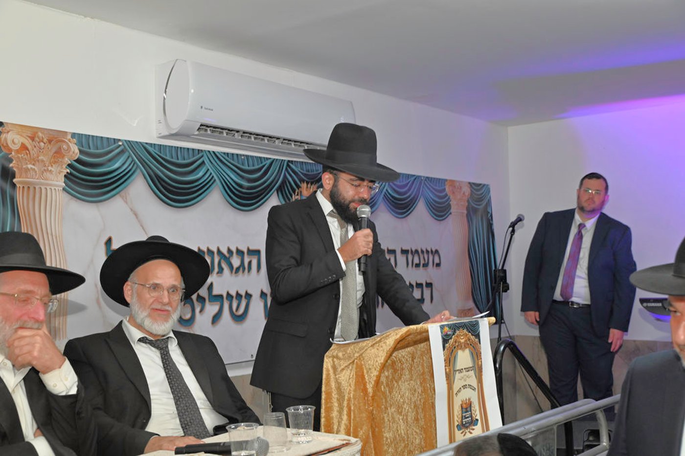 הכנסת ס"ת והכתרת רבי אהרן טולידאנו לרב קהילת אברכים ברכסים