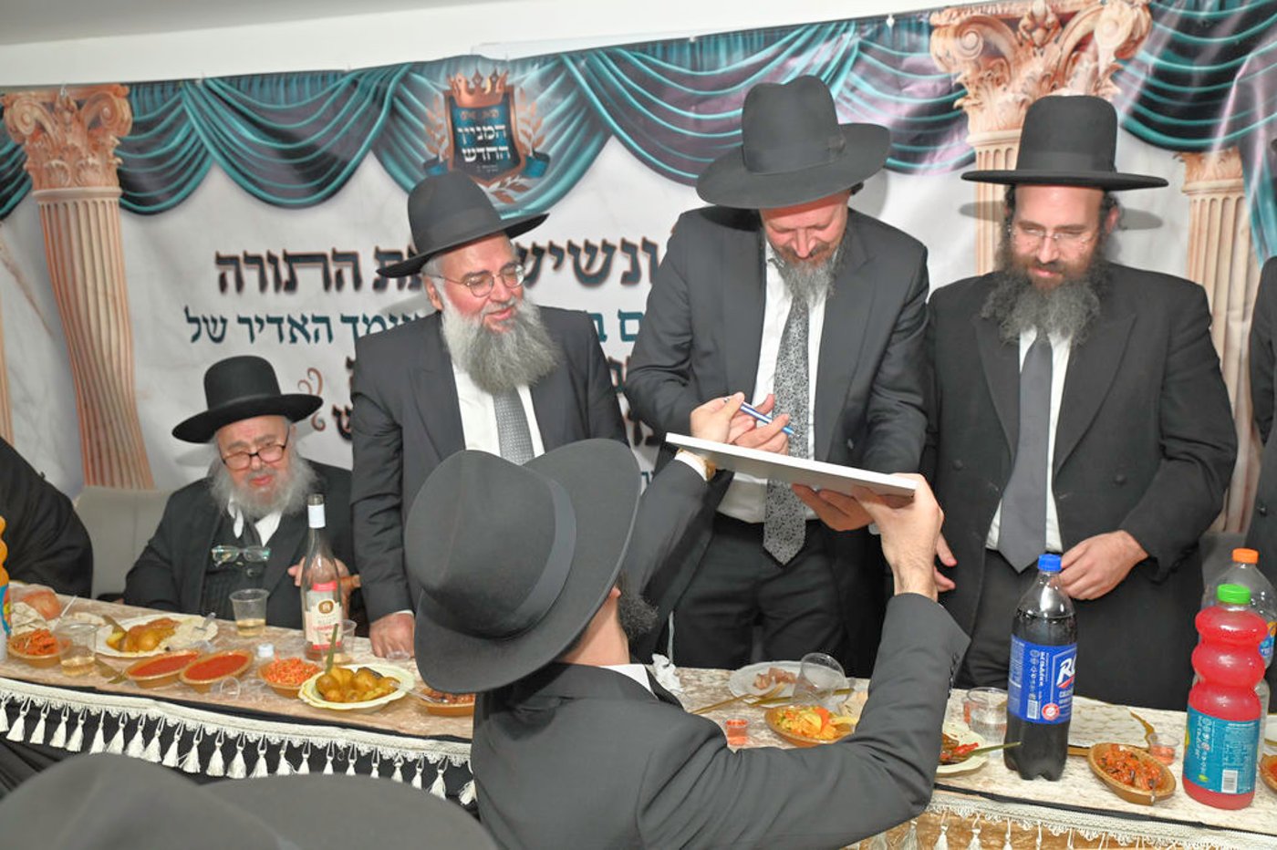 הכנסת ס"ת והכתרת רבי אהרן טולידאנו לרב קהילת אברכים ברכסים