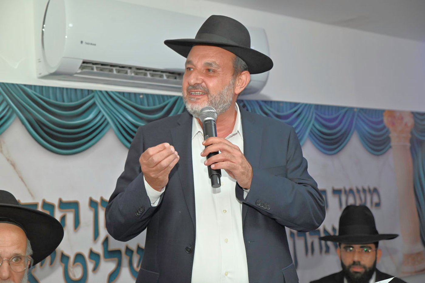 הכנסת ס"ת והכתרת רבי אהרן טולידאנו לרב קהילת אברכים ברכסים