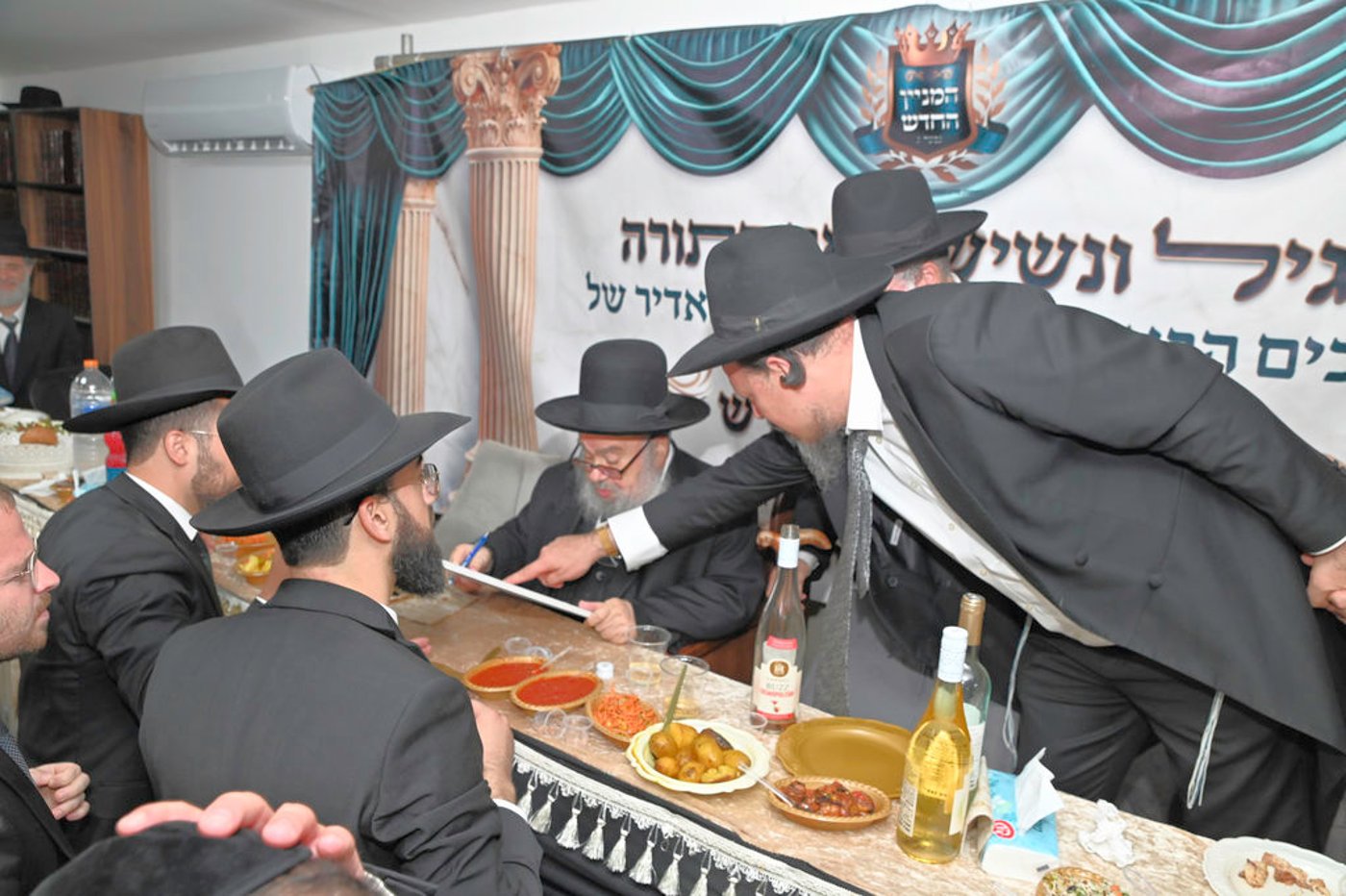 הכנסת ס"ת והכתרת רבי אהרן טולידאנו לרב קהילת אברכים ברכסים