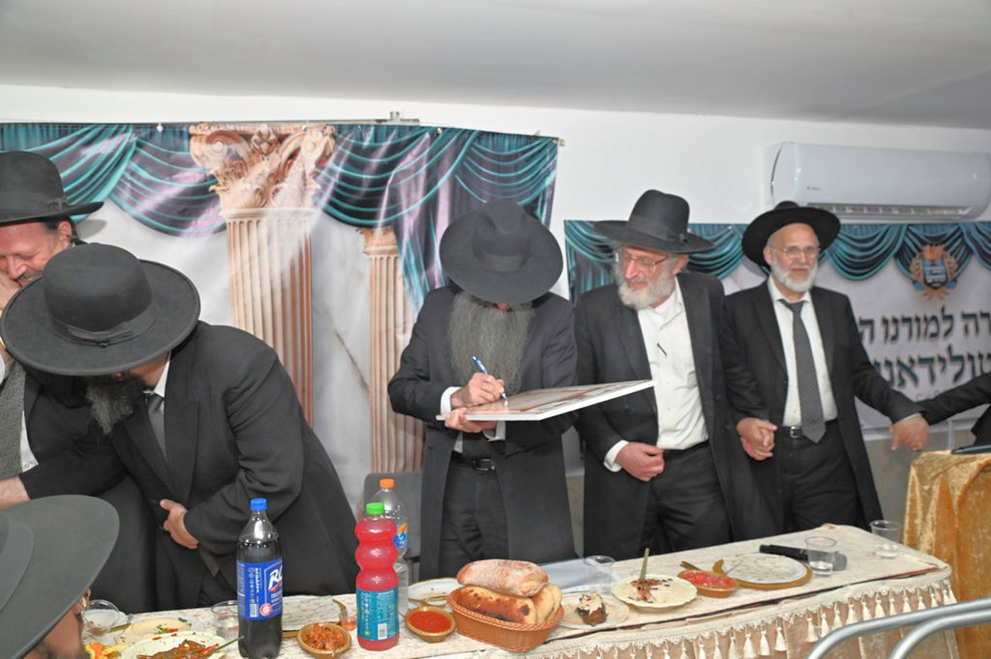 הכנסת ס"ת והכתרת רבי אהרן טולידאנו לרב קהילת אברכים ברכסים