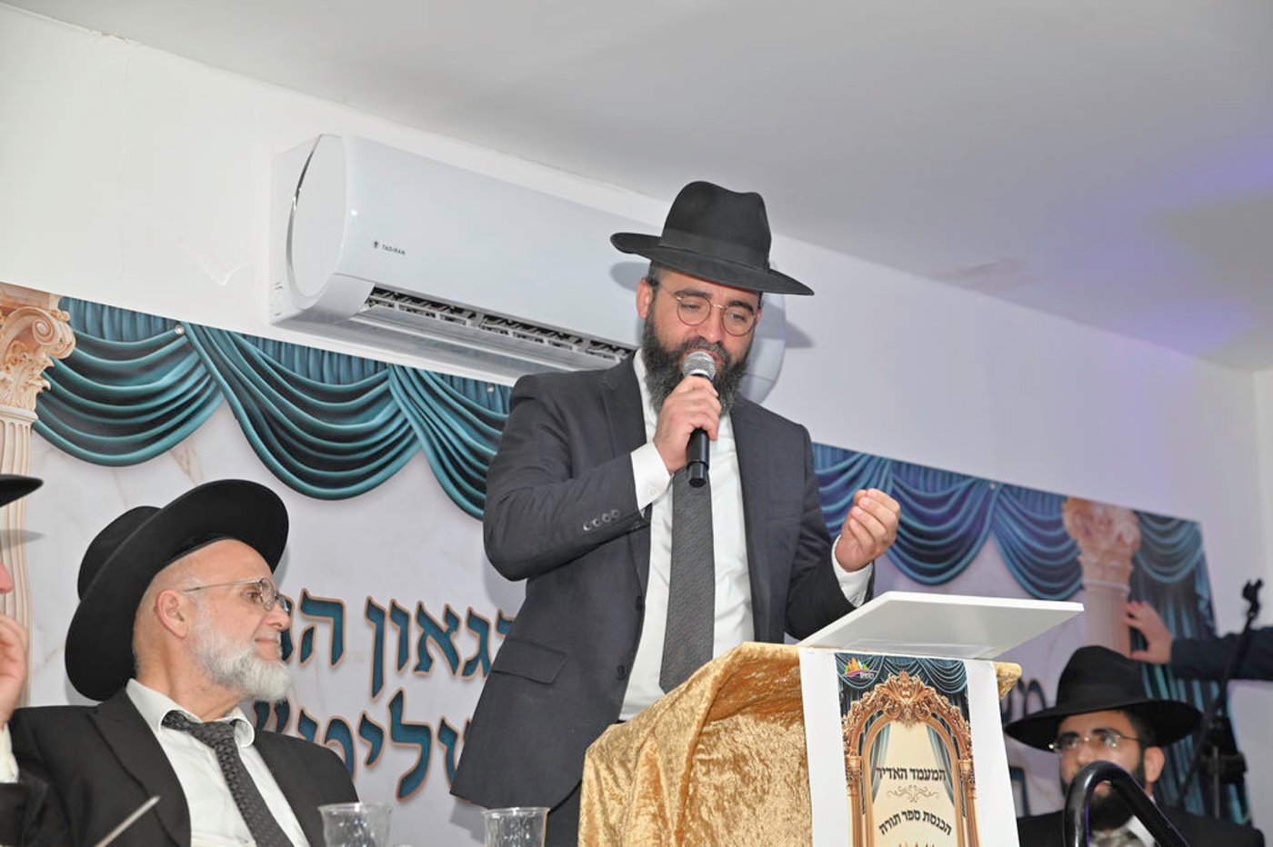 הכנסת ס"ת והכתרת רבי אהרן טולידאנו לרב קהילת אברכים ברכסים