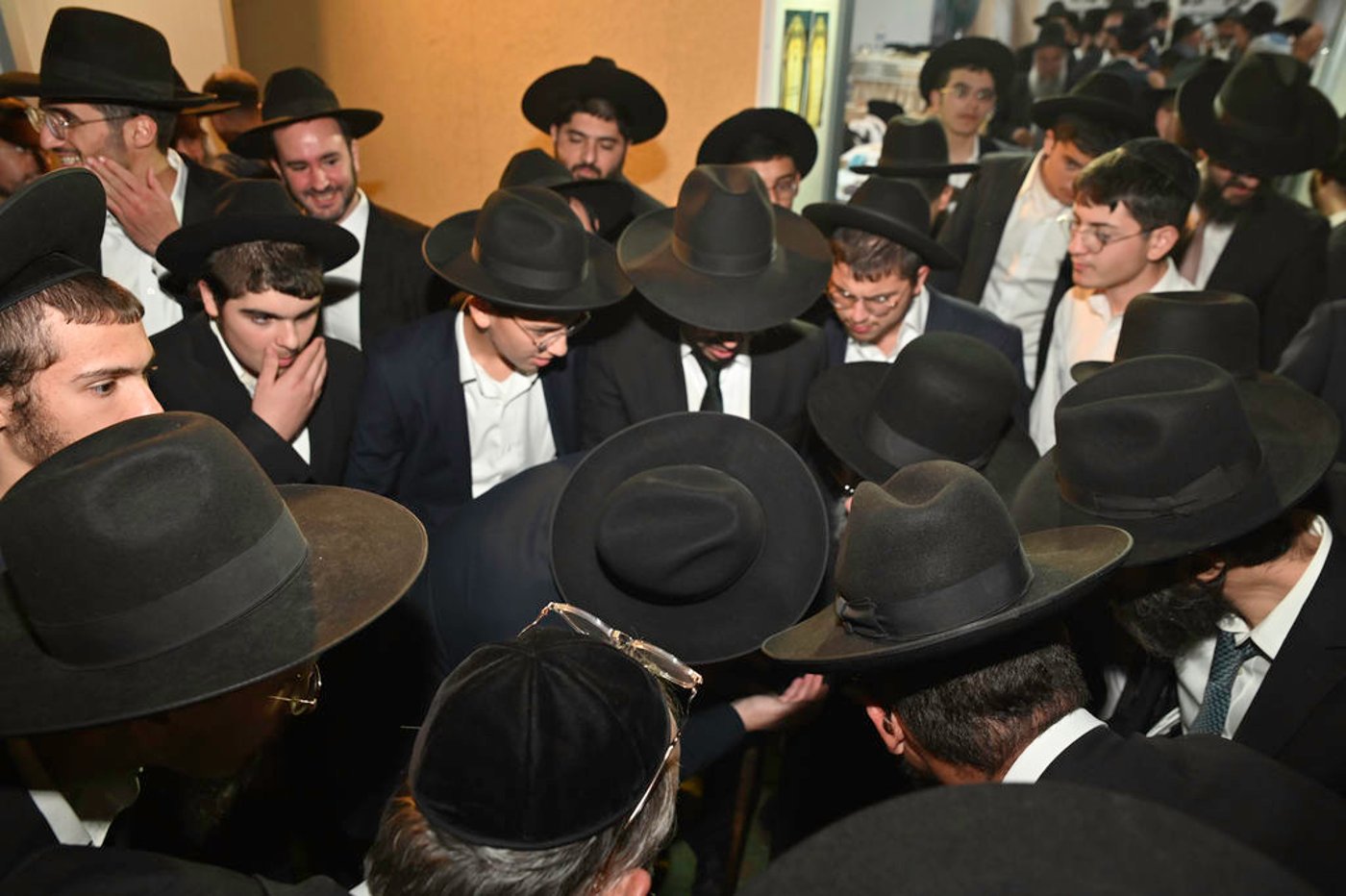 הכנסת ס"ת והכתרת רבי אהרן טולידאנו לרב קהילת אברכים ברכסים