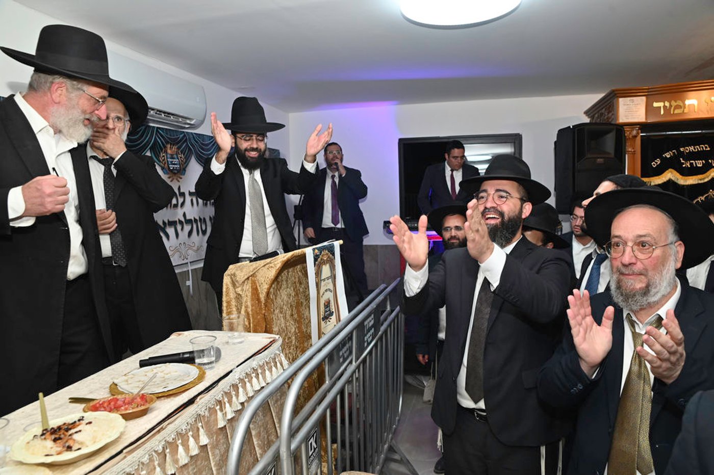 הכנסת ס"ת והכתרת רבי אהרן טולידאנו לרב קהילת אברכים ברכסים