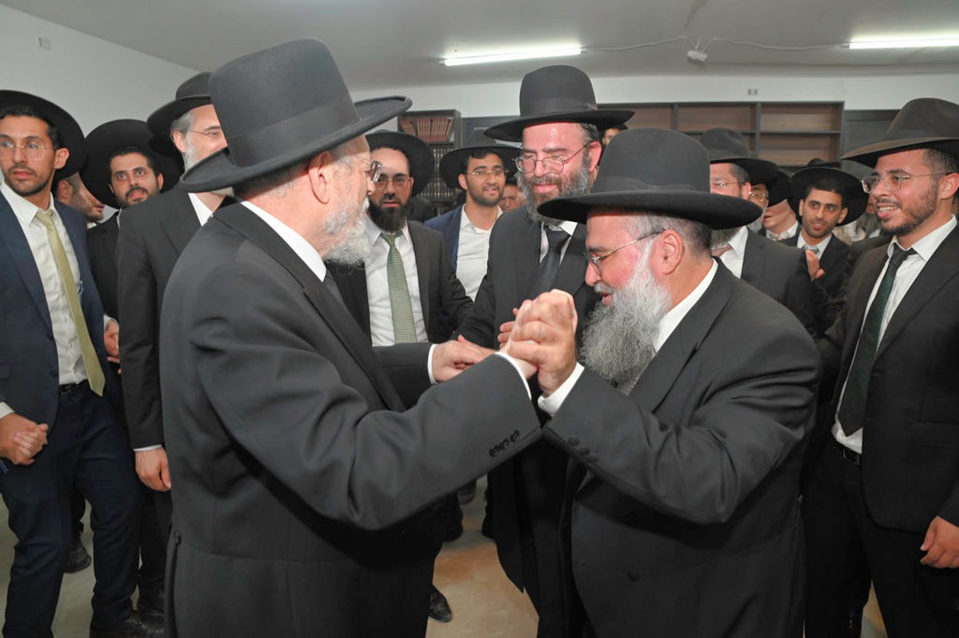 הכנסת ס"ת והכתרת רבי אהרן טולידאנו לרב קהילת אברכים ברכסים