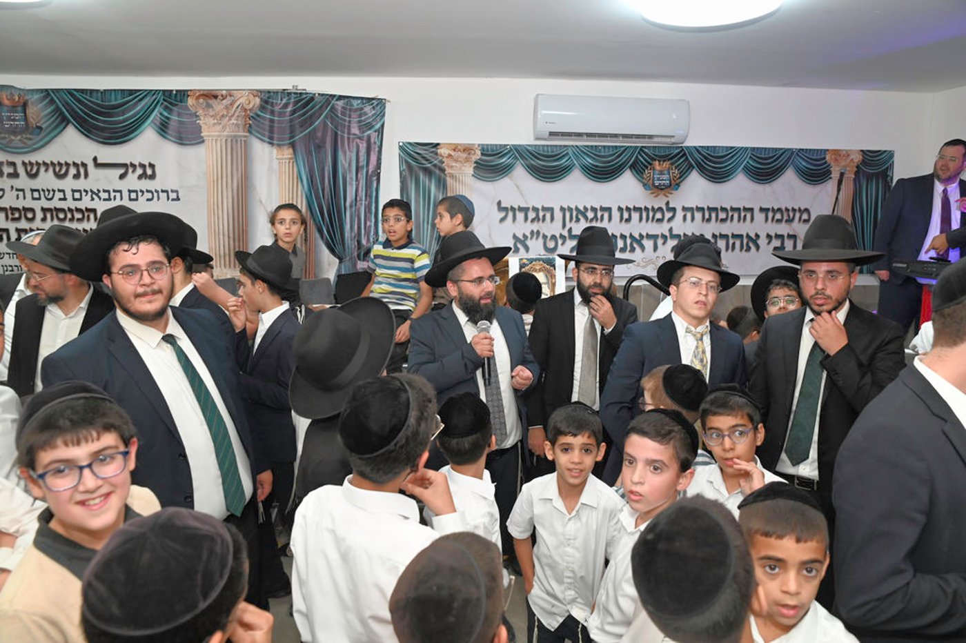 הכנסת ס"ת והכתרת רבי אהרן טולידאנו לרב קהילת אברכים ברכסים