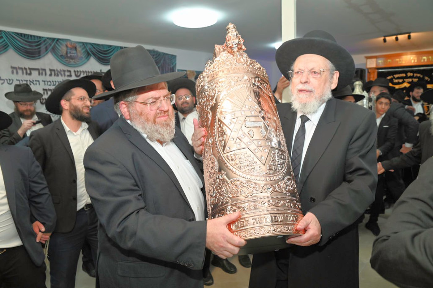 הכנסת ס"ת והכתרת רבי אהרן טולידאנו לרב קהילת אברכים ברכסים