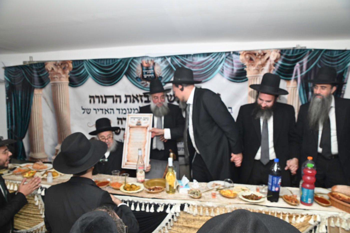 הכנסת ס"ת והכתרת רבי אהרן טולידאנו לרב קהילת אברכים ברכסים