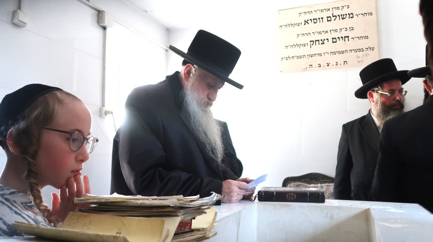 האדמו"ר מטשארנאביל אשדוד בתפילה ע"י ציון אביו זצ"ל