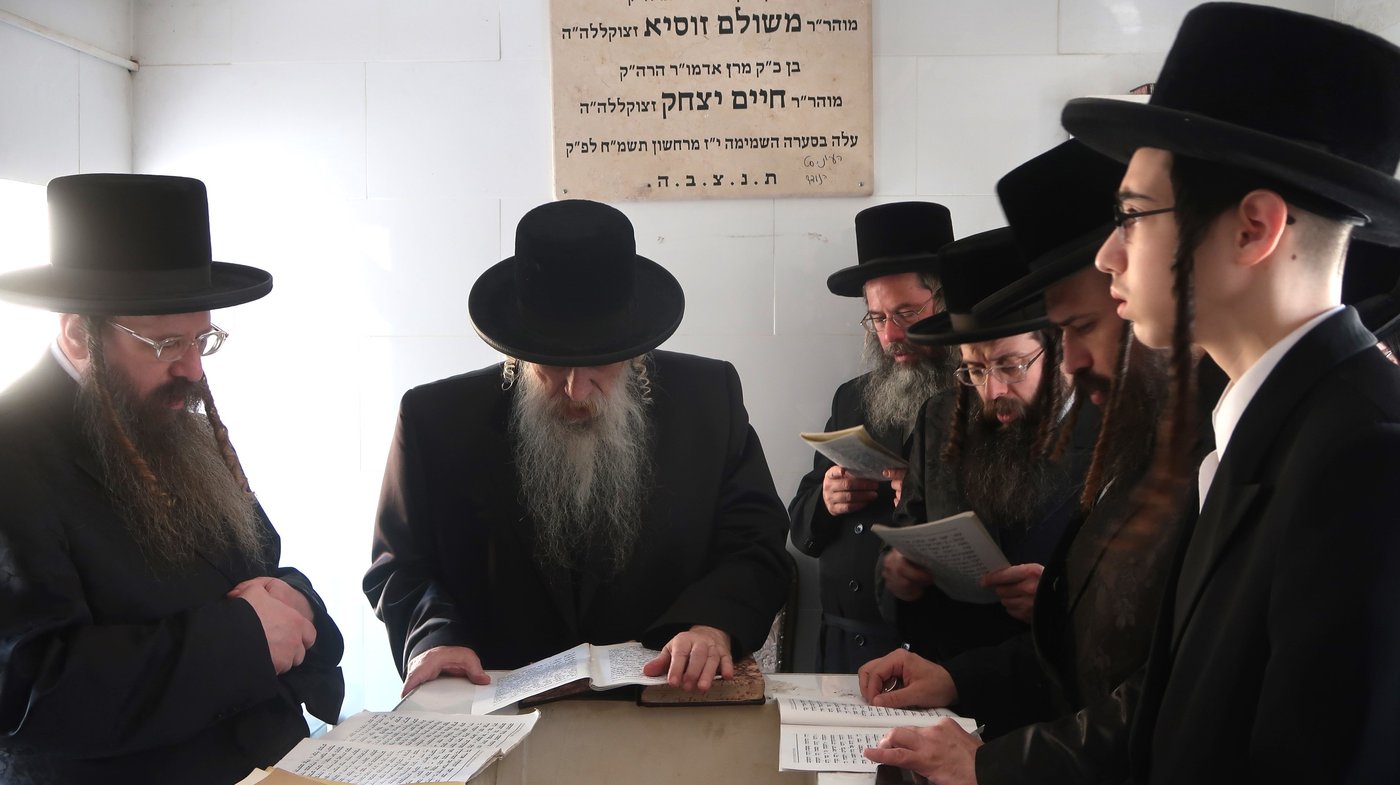 האדמו"ר מטשארנאביל אשדוד בתפילה ע"י ציון אביו זצ"ל