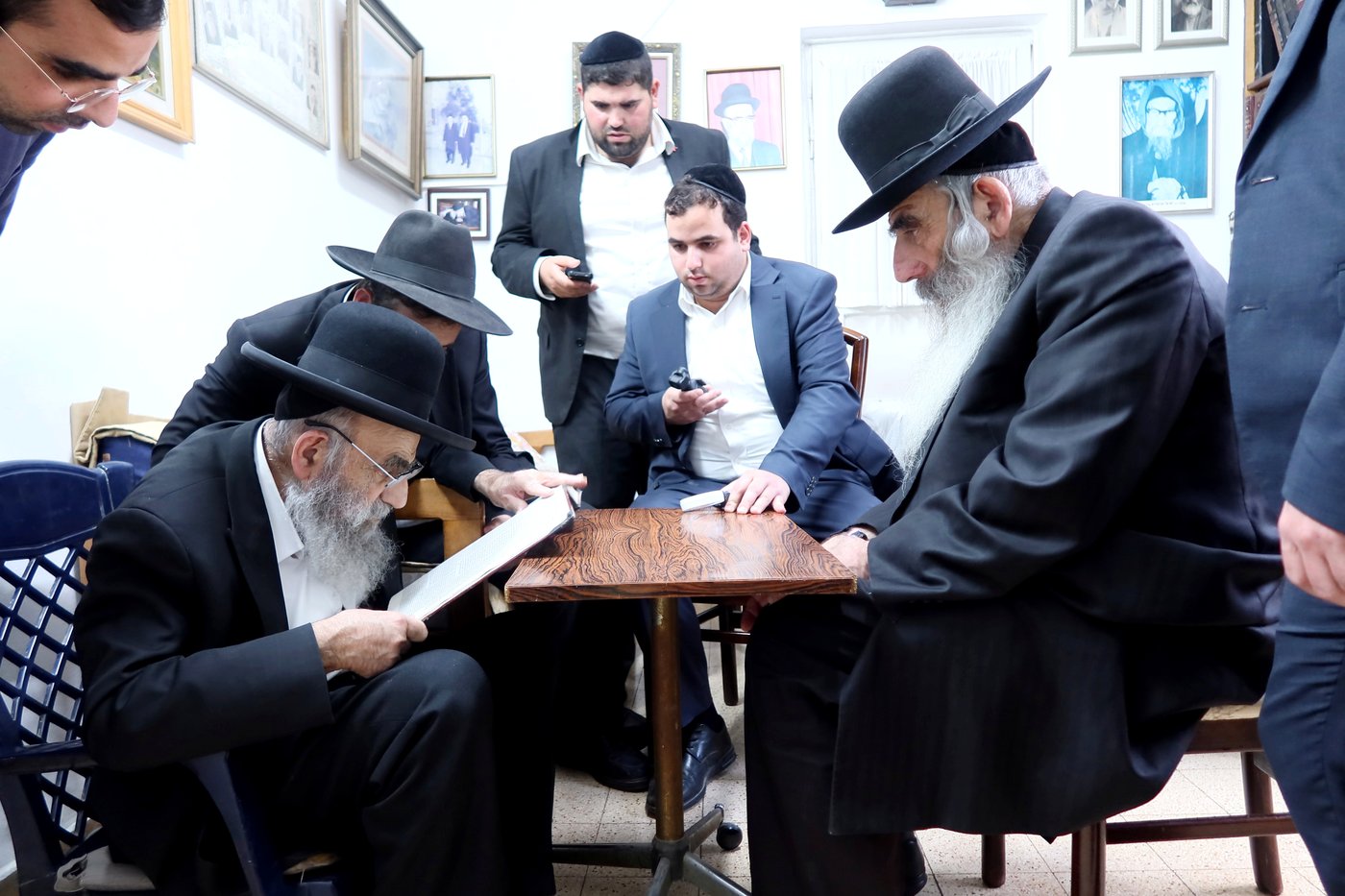 הגאון רבי רפאל ברלין בניחום אבלים אצל הגר"מ צדקה