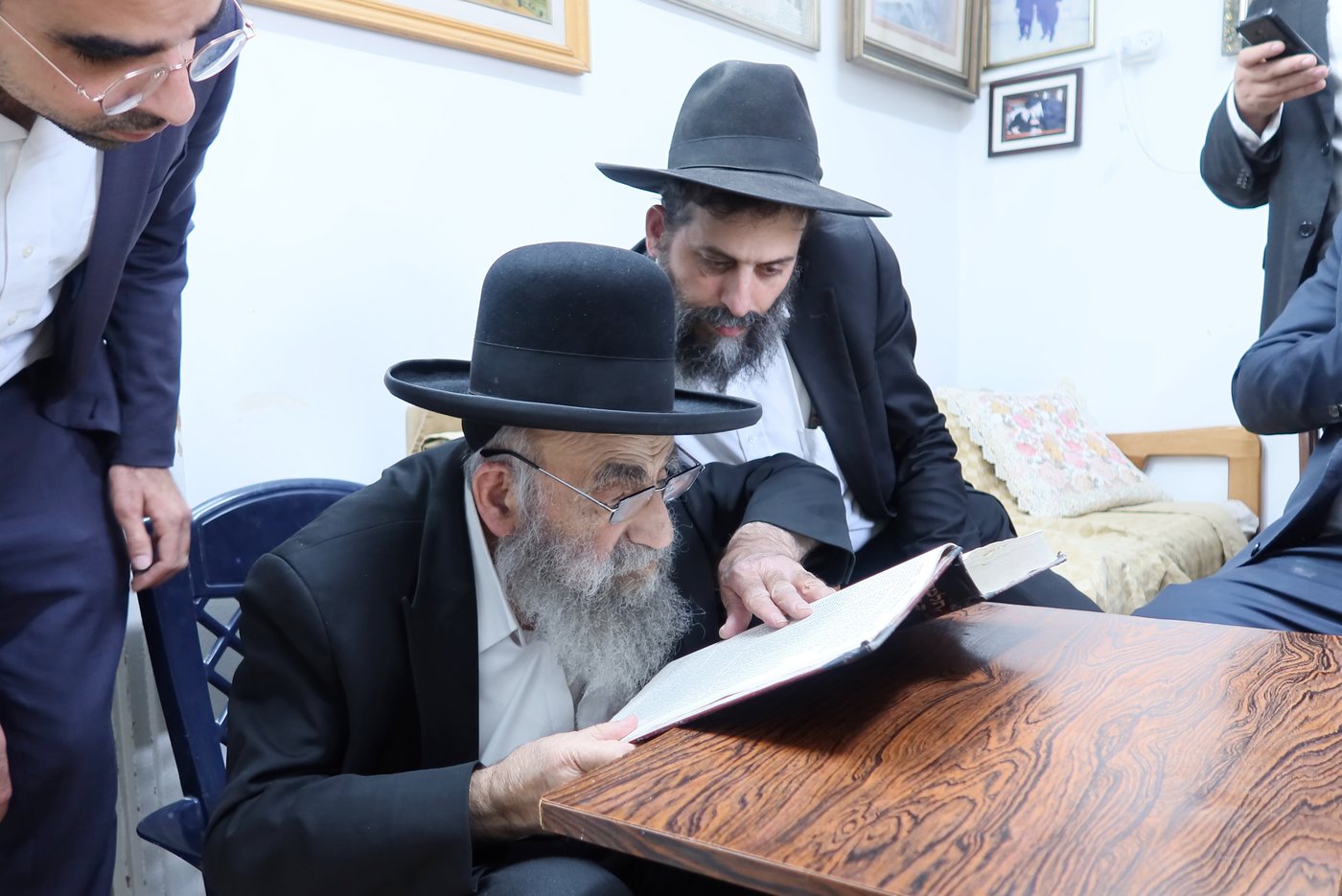 הגאון רבי רפאל ברלין בניחום אבלים אצל הגר"מ צדקה