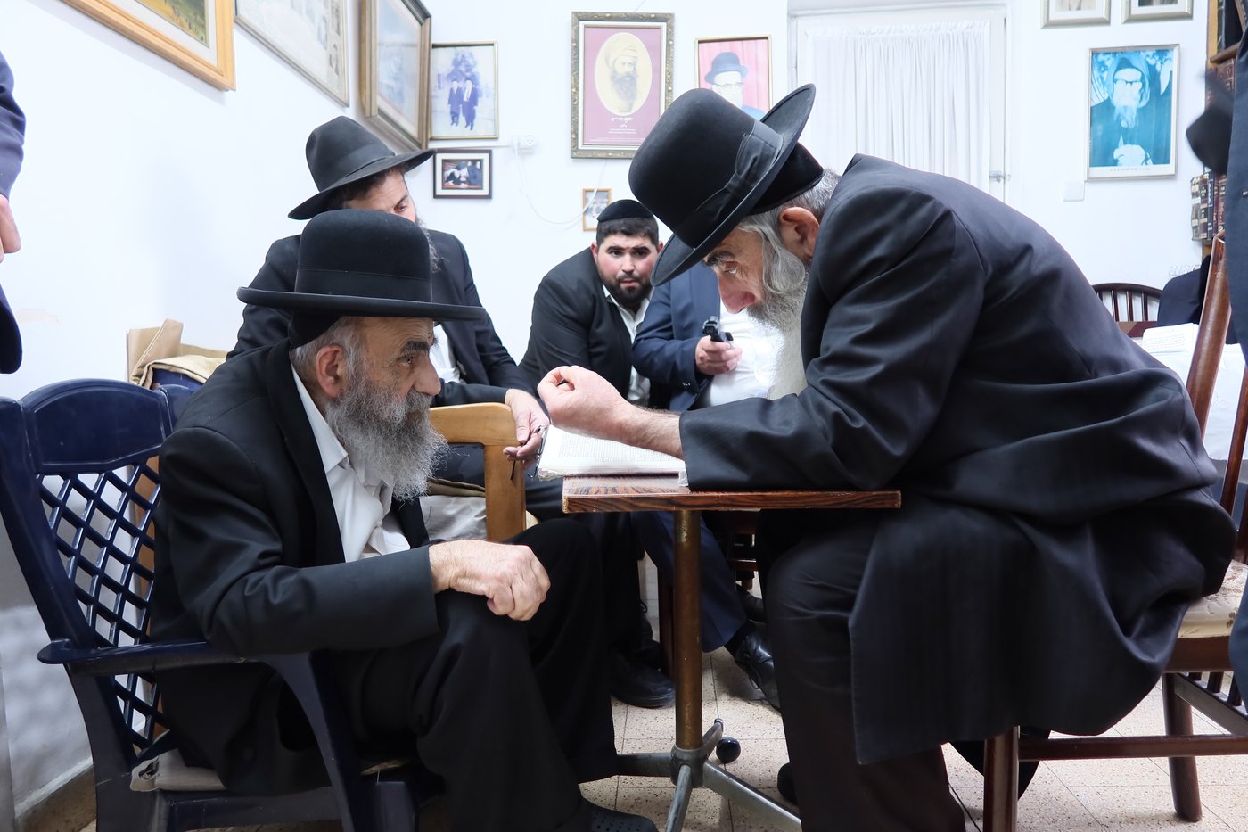 הגאון רבי רפאל ברלין בניחום אבלים אצל הגר"מ צדקה